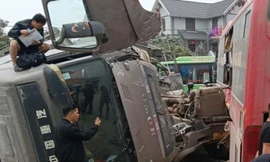 Hà Nội: Ba ô tô hư hỏng nặng sau va chạm liên hoàn