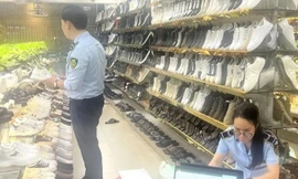 Hà Nội: Tạm giữ 2.570 sản phẩm tại cửa hàng giày dép thời trang trên phố Cầu Giấy 