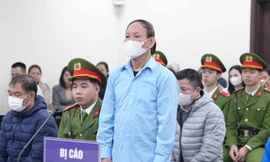 Hình ảnh cựu Chủ tịch Nhà xuất bản Việt Nam cùng đồng phạm tại tòa