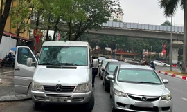 Hà Nội: Ô tô xếp hàng dài quanh các điểm đăng ký xe chờ làm thủ tục 
