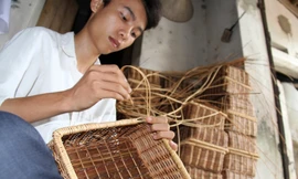 Thủ khoa đan mây tre, kiếm tiền giúp mẹ