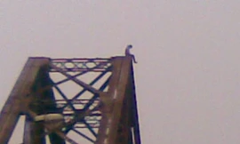 Cận cảnh vụ giải cứu thiếu nữ tự tử trên cầu Long Biên