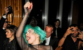 Lady Gaga cởi váy, nhảy nhót điên cuồng