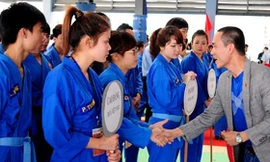 Nữ sinh xinh đẹp bay người tung quyền, cước