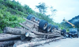 Lật xe trên đèo Lò Xo