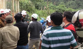 Chủ tịch thị trấn từ chức cùng người dân đi đòi nợ