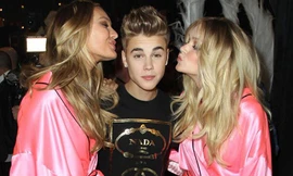 Những màn 'khóa môi' ấn tượng nhất Hollywood năm 2012