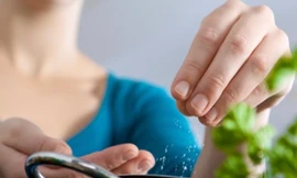 Những dấu hiệu cho thấy bạn đang ăn quá nhiều muối