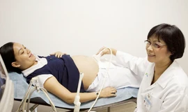 Khi thấy bụng đau đột ngột nên thăm khám để phát hiện sớm u nang Ảnh: L.N