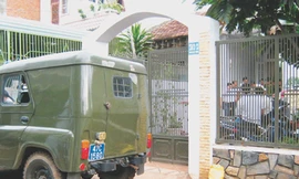 CQĐT đang thực hiện lệnh bắt - khám xét nhà đối tượng Nguyễn Văn Nhân Ảnh: Lê Kiến