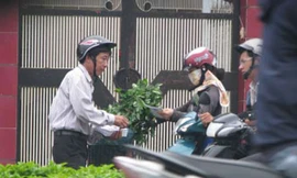 Phát sách quảng cáo về Phòng khám Đông y Hiện Đại cho người dân ở Thủ Dầu Một, Bình Dương