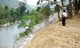 Lòng sông Kôn cũng đang bị hẹp và cạn dần bởi đất đá thải