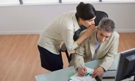 Làm gì khi bị “soi” đời tư tại công sở