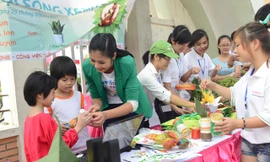 Hoa hậu Ngọc Hân đổi rác lấy cây xanh