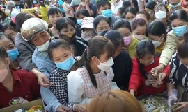 Chen chân ở phiên chợ dùng lá cây thay tiền mua đồ ăn tại Tây Ninh 