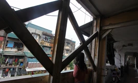 Cuộc sống người dân trong những tòa nhà chung cư 'chống nạng' giữa Hà Nội