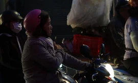 Người dân TP.HCM thích thú với thời tiết se lạnh cuối năm