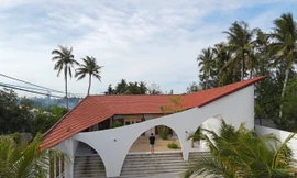 Kì lạ ngôi nhà nhìn như dải lụa trong gió