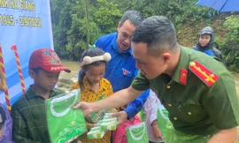 Công an và cán bộ Đoàn đội mưa, băng rừng khởi công cầu vượt suối cho thôn nghèo ở Hà Giang