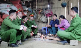 Cùng công an xã lên bản đầu Xuân