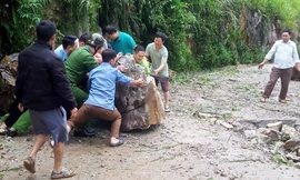 Quốc lộ 6 đoạn qua Hòa Bình tiếp tục sạt lở, đá lăn xuống đường