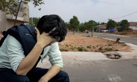 Không dám đưa con về quê nghỉ hè vì nợ tiền buôn đất