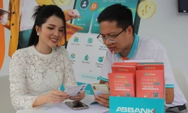 Cô gái xinh đẹp và đặc biệt ở gian hàng ABBank