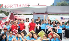 Hoa hậu Đỗ Thị Hà và Hoa khôi Thúy Vi khoe sắc ở gian hàng Agribank