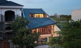 Con trai xây tặng nhà mái dốc đẹp như tranh vẽ tặng mẹ