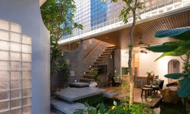 Độc lạ bên trong ngôi nhà dùng kính thay gạch, có 5 khu vườn