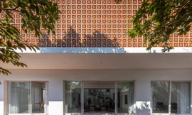 Vẻ đẹp bình dị của ngôi nhà dùng tấm che nắng làm mặt tiền