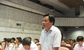 Đại biểu Nguyễn Văn Phong góp ý quy hoạch sử dụng đất Ảnh: Minh Tuấn