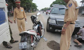 Xe máy tông ‘xế hộp’, nhiều người thương vong