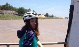 Cô gái xinh đẹp đạp xe 1.200 km về nhà