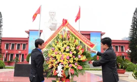 Đoàn đại biểu Gặp gỡ hữu nghị thanh niên Việt Nam - Trung Quốc 2025 dâng hoa tưởng nhớ Chủ tịch Hồ Chí Minh