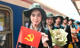 Nét đẹp nữ chiến sĩ sao vuông và du kích miền Nam trong nắng hạ Thủ đô 