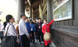 Thanh niên Trung Quốc tham quan Chùa Bái Đính