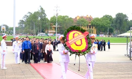 Đoàn đại biểu thanh niên Trung Quốc dâng hoa, viếng Chủ tịch Hồ Chí Minh 