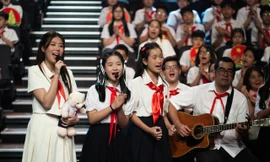 Giai điệu tự hào 'Khăn quàng thắm vai em'