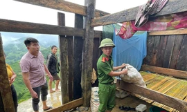 Chiến sĩ công an Cao Bằng hỗ trợ người dân vùng sạt lở, thiệt hại do bão số 3