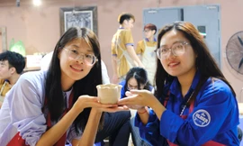 Thanh niên Trung Quốc tham quan, trải nghiệm làm gốm tại Bảo tàng gốm Bát Tràng