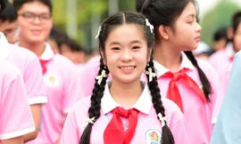 Nữ sinh 'Nhà sử học nhỏ tuổi' vinh dự đọc báo công dâng Bác