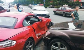 Hai cha con lái xế sang "đại chiến" giữa phố