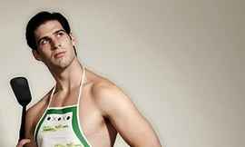 Trộm đột nhập vào nhà, khỏa thân rán trứng