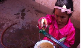 Em bé vặn vòi nước dẫn từ sông trộn cùng cơm để ăn