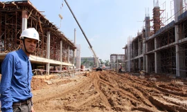 Đường đi vào công trình ngập bùn đất gây cản trở việc thi công