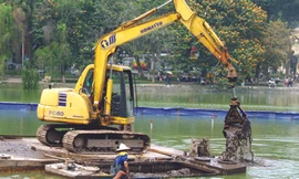 Nạo hút bùn bằng máy xúc ở hồ Hoàn Kiếm Ảnh: M.H