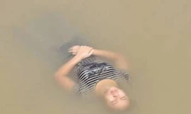 Thi thể phụ nữ bị trói chặt 2 tay nổi dưới chân cầu