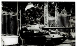 Tiếp nhận bức ảnh lịch sử 'Xe tăng tiến vào Dinh Độc Lập trưa ngày 30/4/1975'