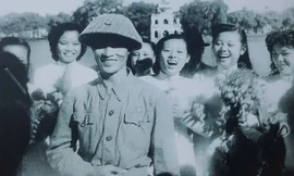 Trưng bày hình ảnh quý về ngày tiếp quản Thủ đô 